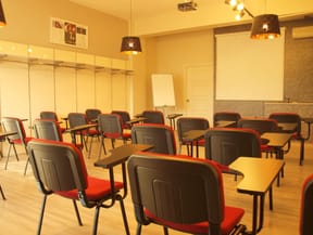 İzmir Src Merkezi Eğitim sınıflarından biri-Geniş ve ferah 30 kişilik Sınıflarımız.SRC 2 yük ve kargo taşımacılığı için eğitime katılacakların sınıflarından biri.