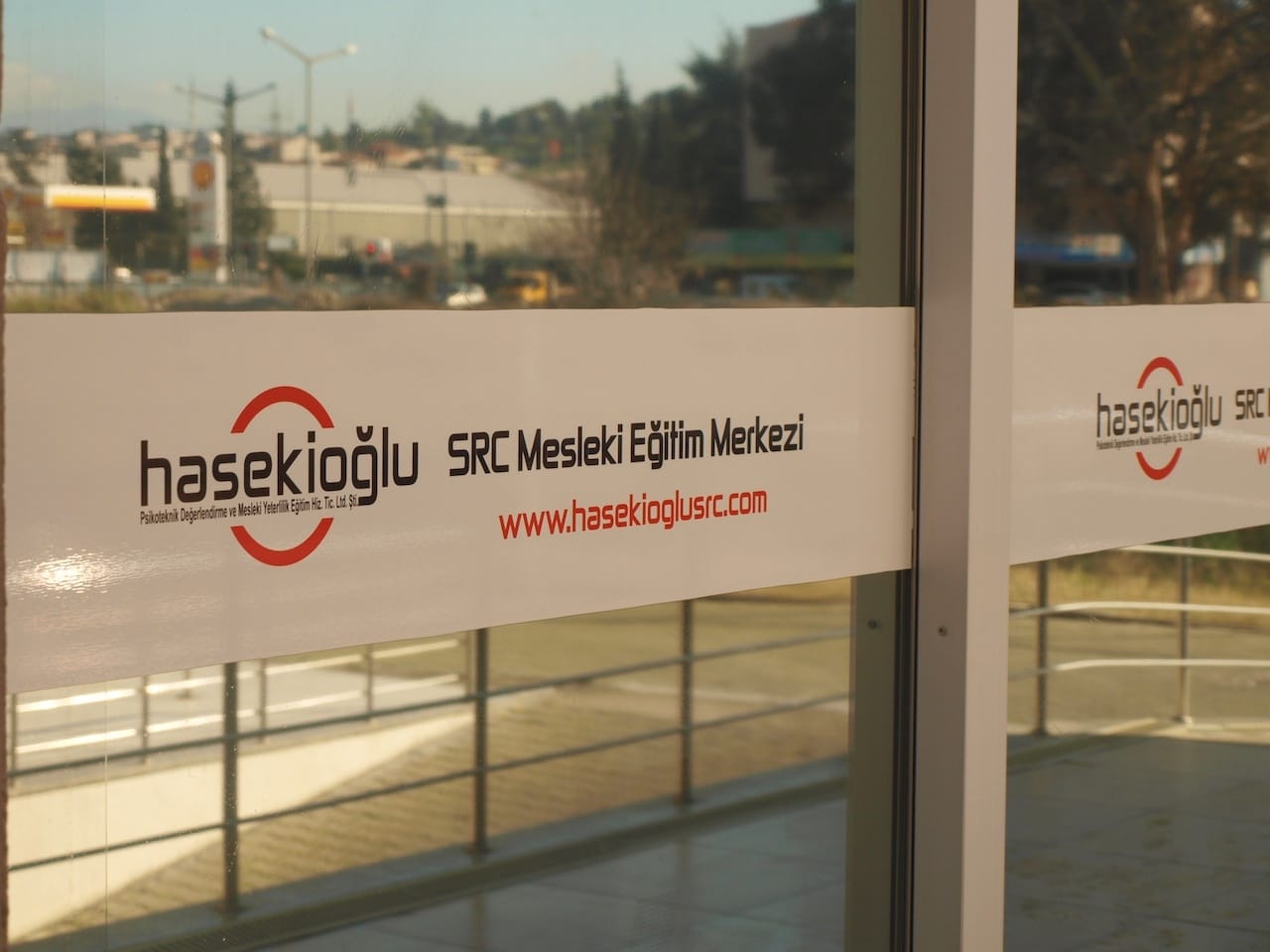 İzmir SRC ve Psikoteknik değerlendirme merkezimiz 1200 metrekare hizmet binamızda tüm ehliyet işleriniz için kolay ulaşılabilen konumdadır.