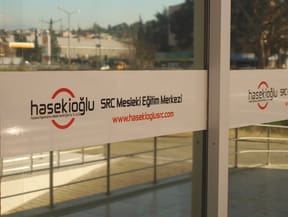 İzmir SRC ve Psikoteknik değerlendirme merkezimiz 1200 metrekare hizmet binamızda tüm ehliyet işleriniz için kolay ulaşılabilen konumdadır.