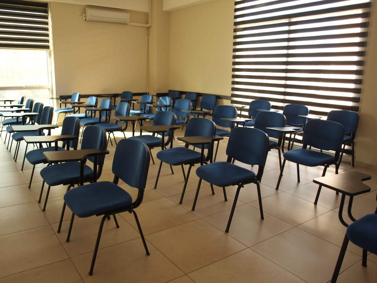 İzmir Src Merkezi Eğitim sınıflarından biri geniş ve ferah 30 kişilik sınıflarımız. SRC 2 yük ve kargo taşımacılığı için eğitime katılacakların sınıflarından biri.