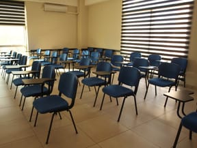 İzmir Src Merkezi Eğitim sınıflarından biri geniş ve ferah 30 kişilik sınıflarımız. SRC 2 yük ve kargo taşımacılığı için eğitime katılacakların sınıflarından biri.