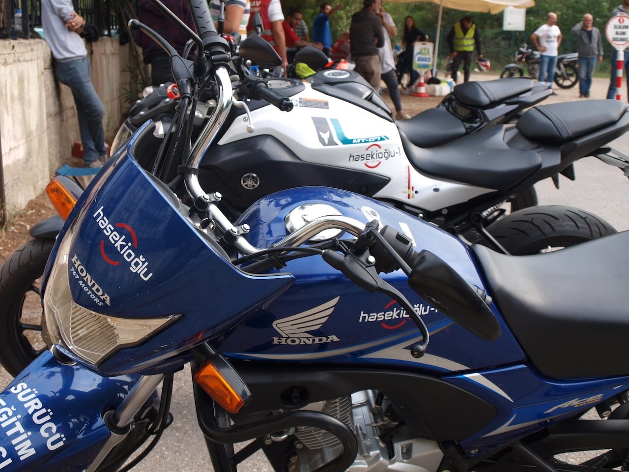 İzmir' de A1 sınıfı manuel vites ehliyet honda ıce marka motorsiklet  ile diğer tüm motor ehliyeti türlerini bulabileceğiniz yer.Manuel yada otomatik tüm motosiklet ehliyeti  müracaatınız için  kayırlarımız devamlıdır.