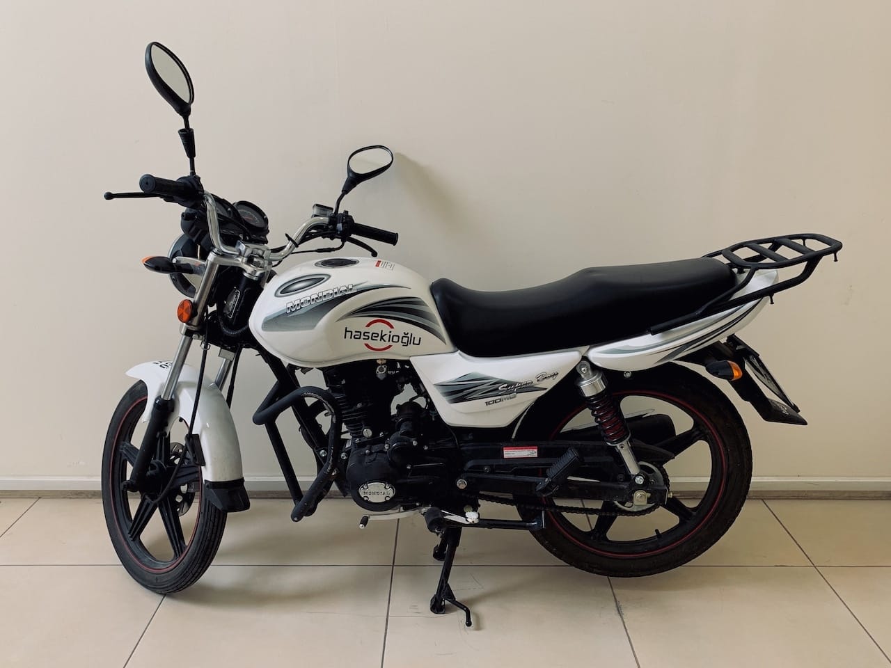 İzmir Hasekioğlu Sürücü Kursu Manuel A1 sınıfı motorsiklet ehliyeti eğitim motoru. A1 sınıfı motorsiklet ehliyeti ile 125 CC ye kadar olan tüm motorsikletleri kullanabilirsiniz.