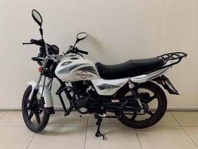 İzmir Hasekioğlu Sürücü Kursu Manuel A1 sınıfı motorsiklet ehliyeti eğitim motoru. A1 sınıfı motorsiklet ehliyeti ile 125 CC ye kadar olan tüm motorsikletleri kullanabilirsiniz.