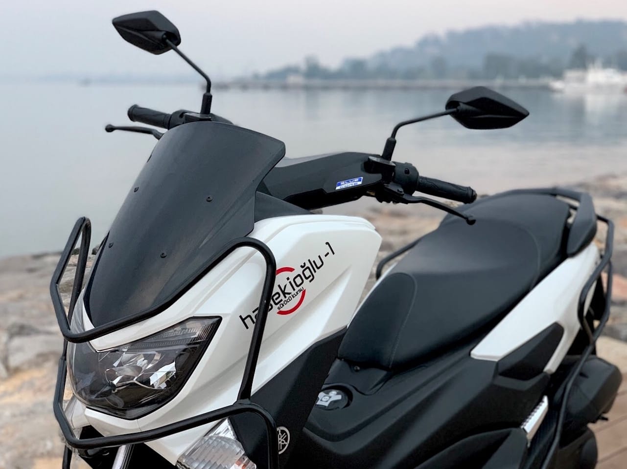 İzmir Bornova'da N-MAX A2 sınıfı otomatik vites Scooter motor ehliyeti veren ilk ve tek sürücü kursuyuz. A2 sınıfı otomatik vites motor ehliyeti ücretleri için bizden bilgi alabilirsiniz.
