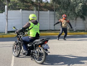 Motosiklet ehliyeti eğitim alanı İzmir Bornova SKAL. Eğitmen gözleminde ve yönlendirmesiyle motosiklet kullanma, ileri sürüş teknikleri eğitim anı.