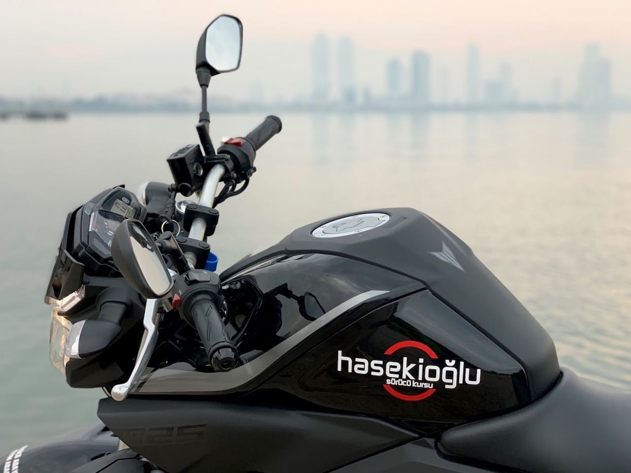 A2 manuel vites motor ehliyeti alabilmek için 4 biyometrik fotograf nüfus vb.evraklarla müracaat edilir.A2 ehliyet alma yaşı 18' dir.A2 motor ehliyeti en iyi  eğitim motoru Yamaha MT-25' dir.