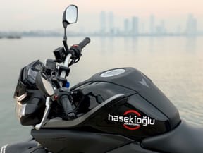 A2 manuel vites motor ehliyeti alabilmek için 4 biyometrik fotograf nüfus vb.evraklarla müracaat edilir.A2 ehliyet alma yaşı 18' dir.A2 motor ehliyeti en iyi eğitim motoru Yamaha MT-25' dir.
