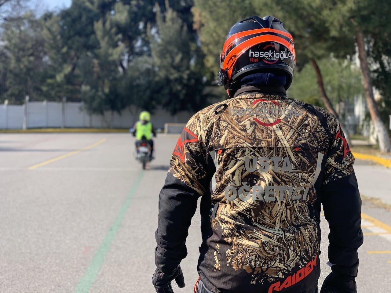 A-A1-A2 Motosiklet ehliyetinde profesyonel yaklaşım. Uzman eğitmenler (usta öğretici) eşliğinde kaliteli ekipmanlarla güvenli sürüş eğitimi. Hasekioğlu  mutlak başarı.
