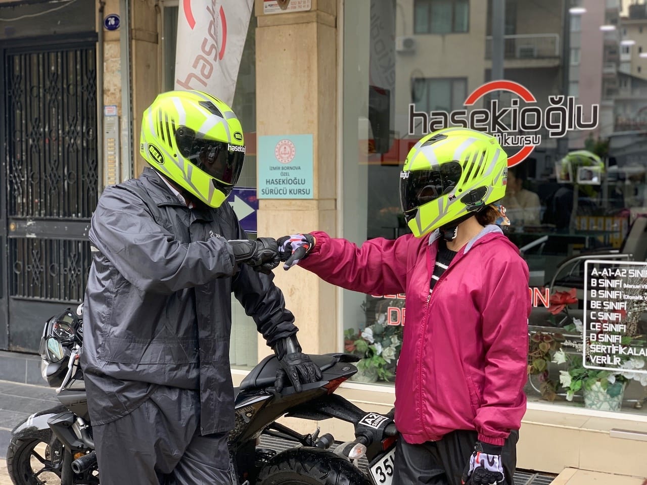 Güvenli motosiklet  sürüşü lastiklerin kontrolü ile başlar. İyi ekipmanlarla devam eder.Motorsikletlerimizde elcik ısıtma dahi vardır.