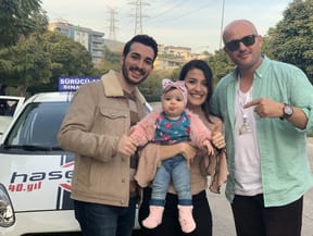 B sınıfı manuel vites araç ehliyeti direksiyon sınavını başarıyla tamamlayan kursiyerimiz, direksiyon eğitmenimiz Eray ile zafer pozu veriyor.Kursiyerimize teşekkür ederiz.. Ailenizin sürücü kursu. En iyi direksiyon eğitmenleri İzmir Hasekioğlu'nda..