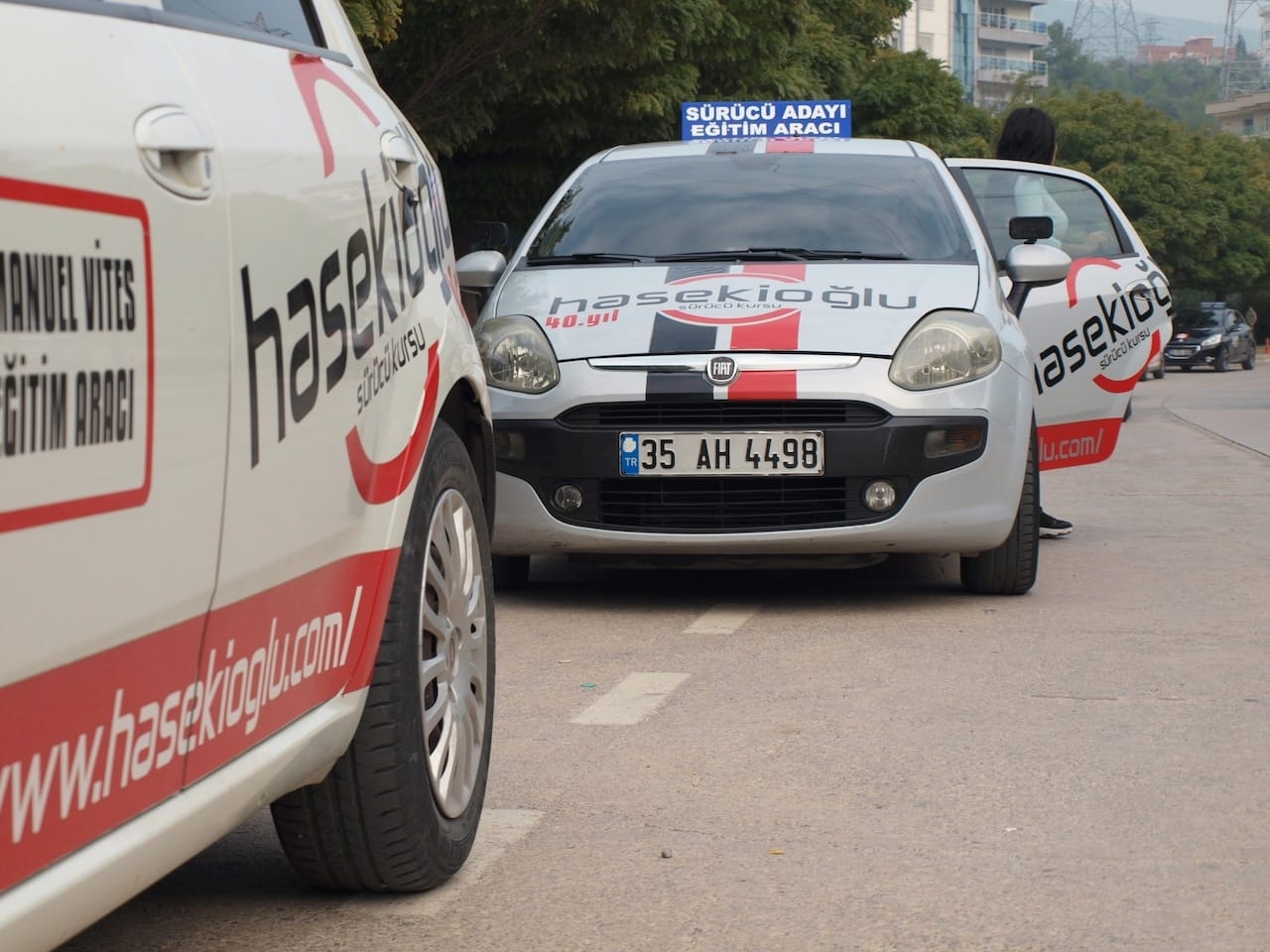 B sınıfı manuel yada otomatik vites otomobil ehliyeti direksiyon eğitim ve sınav parkuru Evka 3 imtihan parkurunda Fiat Punto dizel motorlu araçlar ile eğitim ve sınav.. Hasekioğlu Sürücü Kursu sınav başlangıç yeri.