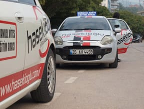 B sınıfı manuel yada otomatik vites otomobil ehliyeti direksiyon eğitim ve sınav parkuru Evka 3 imtihan parkurunda Fiat Punto dizel motorlu araçlar ile eğitim ve sınav.. Hasekioğlu Sürücü Kursu sınav başlangıç yeri.