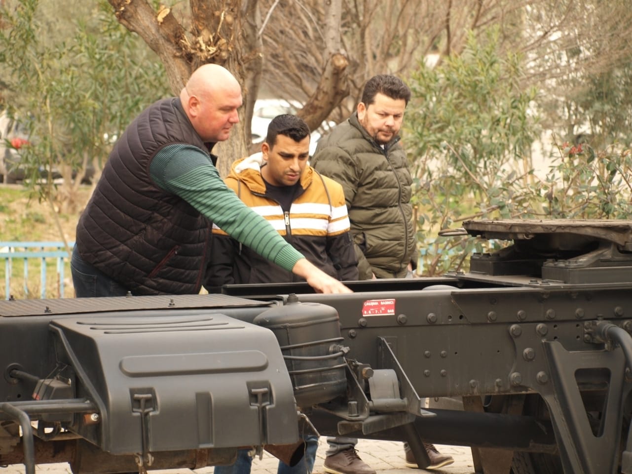 C sınıfı kamyon ehliyeti direksiyon sınavı başlangıç noktası. İzmir Bornova Evka 3 de C sınıfı kamyon ehliyeti alacak kursiyerlerimize C sınıfı araç tanıtımı yapılıyor.