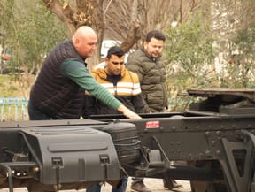 C sınıfı kamyon ehliyeti direksiyon sınavı başlangıç noktası. İzmir Bornova Evka 3 de C sınıfı kamyon ehliyeti alacak kursiyerlerimize C sınıfı araç tanıtımı yapılıyor.