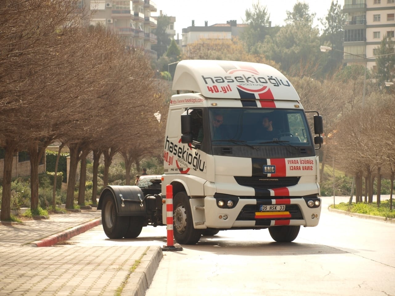 c sınıfı kamyon direksiyon eğitim ve imtihan güzergahında. İzmir Bornova Evka 3 çalışma ve imtihan alanındayız. Paralel  park tekniğini görüyoruz.. En iyi fiyat, en iyi eğitim.