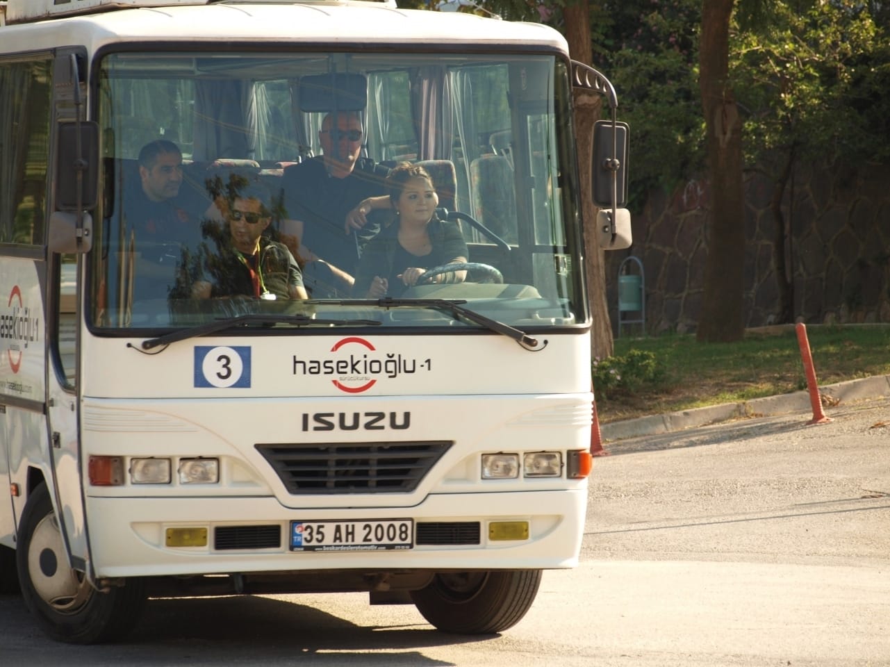 D sınıfı otobüs ehliyeti için bize müracaat eden bayan kursiyerimiz tek seferde otobüs ehliyetini almaya hak kazandı.
