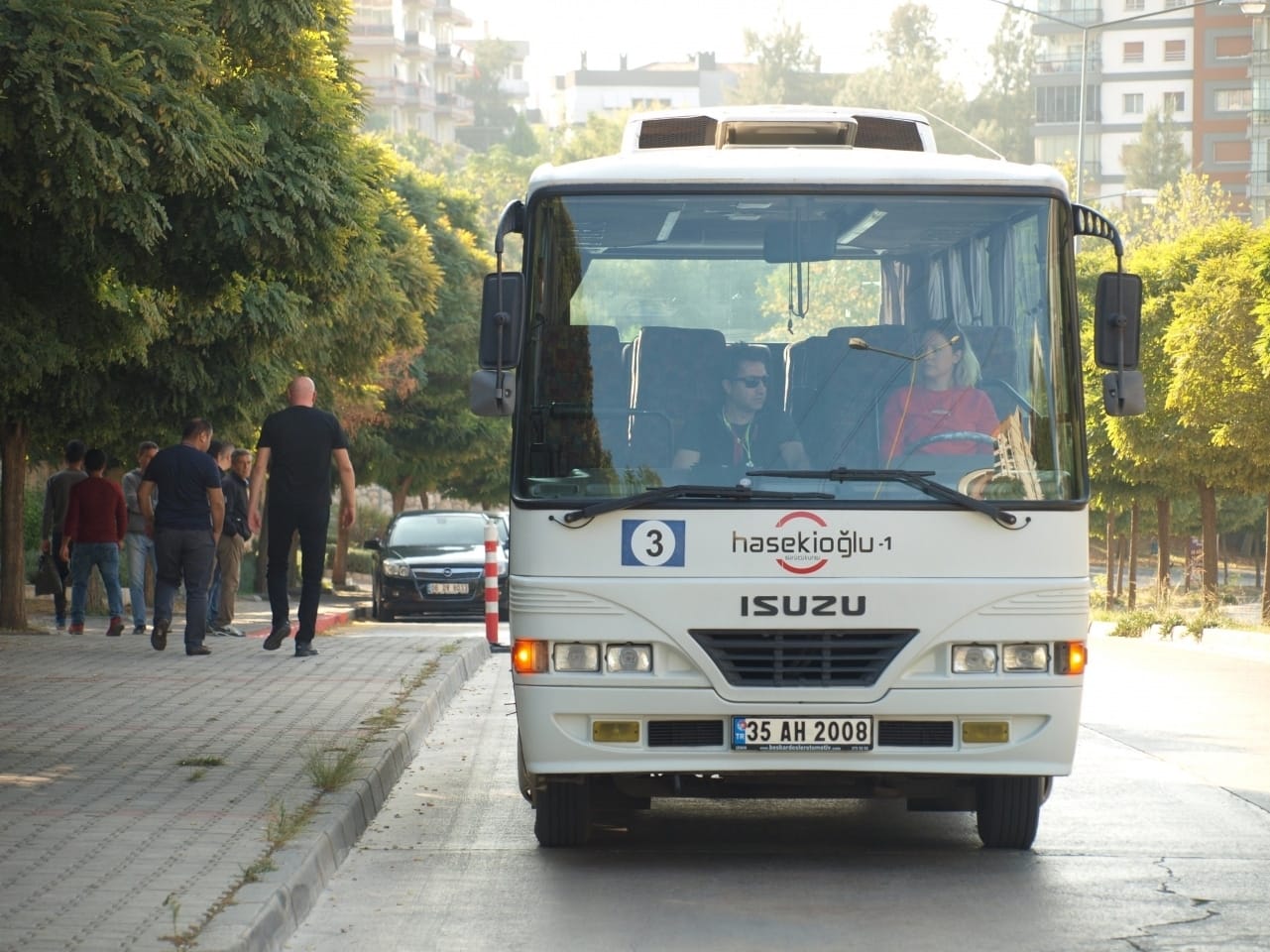 D sınıfı otobüs ehliyeti direksiyon uygulama sınavı. Direksiyon sınavı parelel park noktasına geldi. Park tekniklerini bilimsel olarak öğrenmiş kursiyerimiz birazdan tek seferde parelel park yapacak.