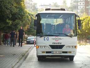 D sınıfı otobüs ehliyeti direksiyon uygulama sınavı. Direksiyon sınavı parelel park noktasına geldi. Park tekniklerini bilimsel olarak öğrenmiş kursiyerimiz birazdan tek seferde parelel park yapacak.
