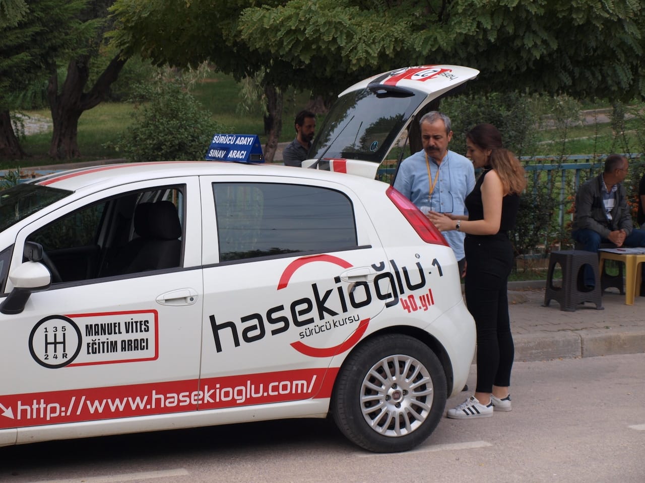 B sınıfı manuel vites araç ehliyeti direksiyon sınav parkurunda direksiyon sınavı saati gelen neler yapması gerektiğini bilen kursiyerimizin direksiyon sınav komisyonu araç tanıma sorularından bagaj içini sorguluyor.
