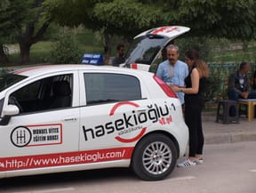 B sınıfı manuel vites araç ehliyeti direksiyon sınav parkurunda direksiyon sınavı saati gelen neler yapması gerektiğini bilen kursiyerimizin direksiyon sınav komisyonu araç tanıma sorularından bagaj içini sorguluyor.