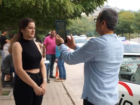 B sınıfı manuel vites araç ehliyeti direksiyon sınav parkurunda direksiyon sınavı saati gelen kursiyerimizin en iyi ehliyet kursunun direksiyon sınav komisyonu tablet ile fotoğrafını çekiyor.