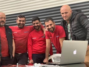 İzmir de Toker makinede Sn. Eray Hasekioğlu ile manlift teorik eğitimindeyiz. Manlift operatörlük belgesi hakkında bilgi almak yada manlift iş makinesi operatörlük belgesi alabilmek için bizden bilgi alabilirsiniz. 05322470963