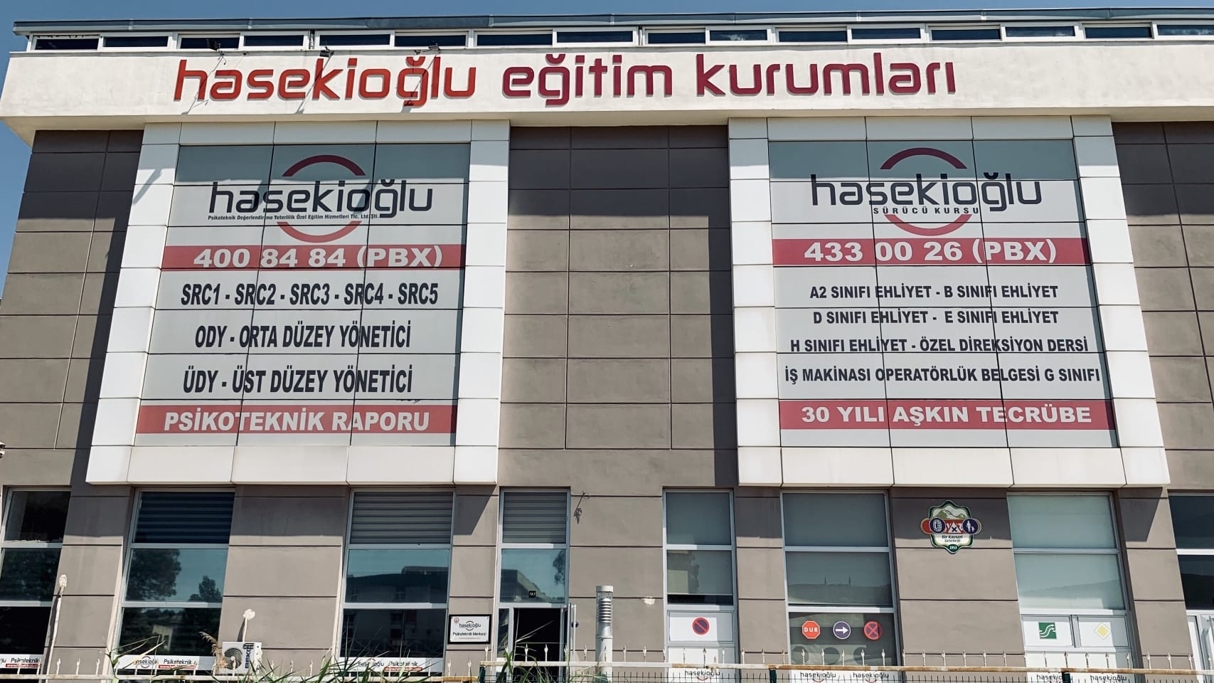 İzmir SRC ve Psikoteknik değerlendirme merkezimiz 1200 metrekare hizmet binamızda tüm ehliyet işleriniz için kolay ulaşılabilen konumdadır.