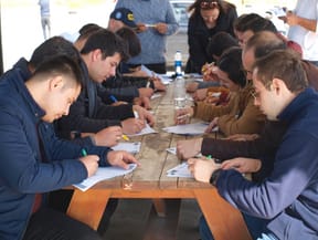 İzmir çeşme otoban girişi Shell yakıt istasyonu yanındaki eğitim alanındayız. Katılımcılarımız İleri ve güvenli sürücülük eğitimini tamamladılar. Bakalım puanları kaç olacak ve güvenli sürücülük sertifikalarını haketmişler mi? Profesyonel sürüş eğitimi.