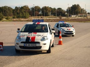 İzmir' de İleri, güvenli sürücülük eğitimi. Yer İzmir Çeşme otoban girişi Shell yanı. Doğru direksiyon çevirme ve doğru koltuk oturma pozisyonu uygulaması, İleri, güvenli Slaloma devam!.