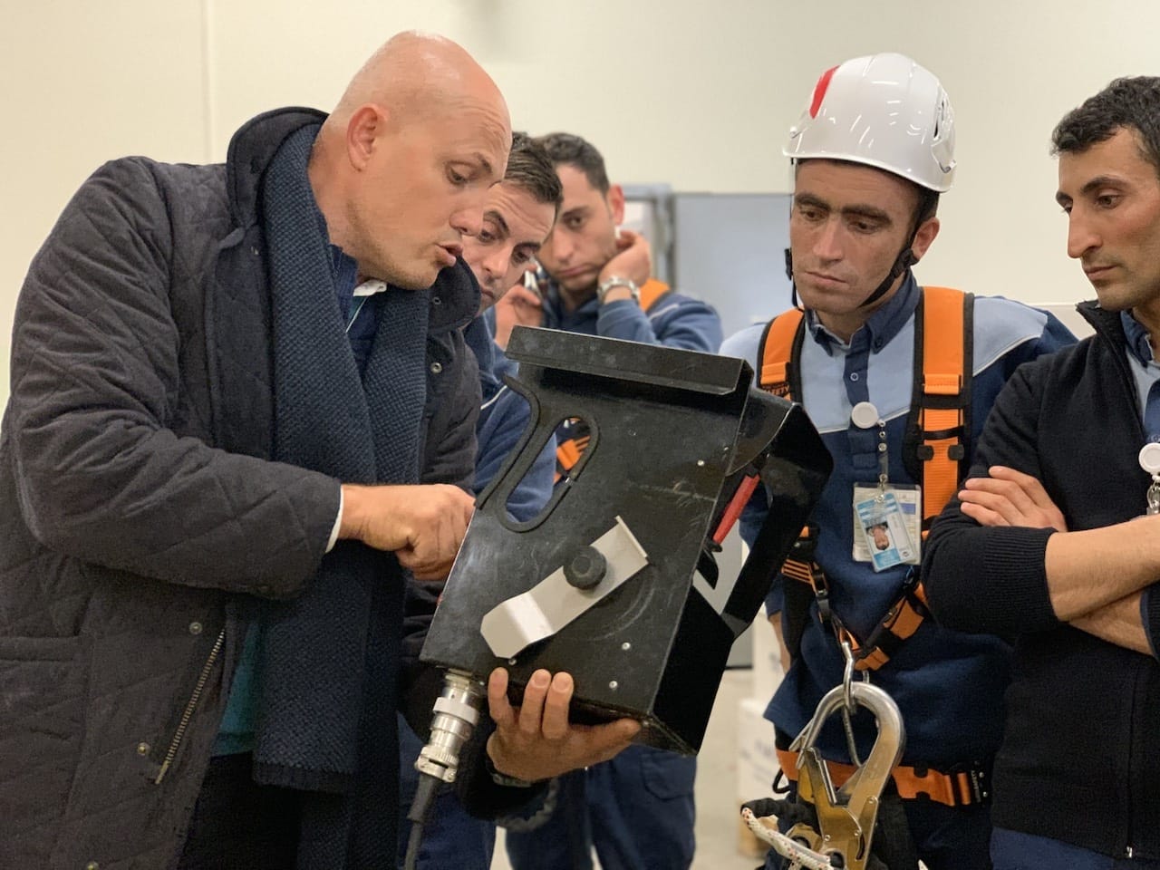 Manisa Şehir Hastanesinde manlift güvenli sürücülük eğitimindeyiz. Eğitime katılmak  yada manlift iş makinesi operatörlük belgesi için bizden bilgi alabilirsiniz. Hasekioğlu Eğitim Kurumları.