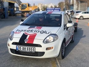 BE ehliyetini al, 3500kg ağırlığa kadar tüm yarı römorkları çek. İzmir Hasekioğlu Sürücü Kursu yarı römork çekici ehliyetinde İzmir de tek yetkili kurum.