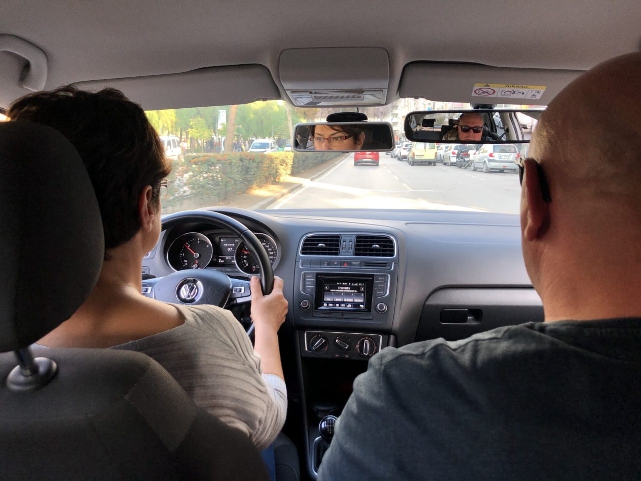 İzmir'in farklı yol koşullarında, iyi ve güvenli sürücü arasındaki farkları öğreniyoruz. İleri ve defansif sürücülük ile keyifli sürüşler...