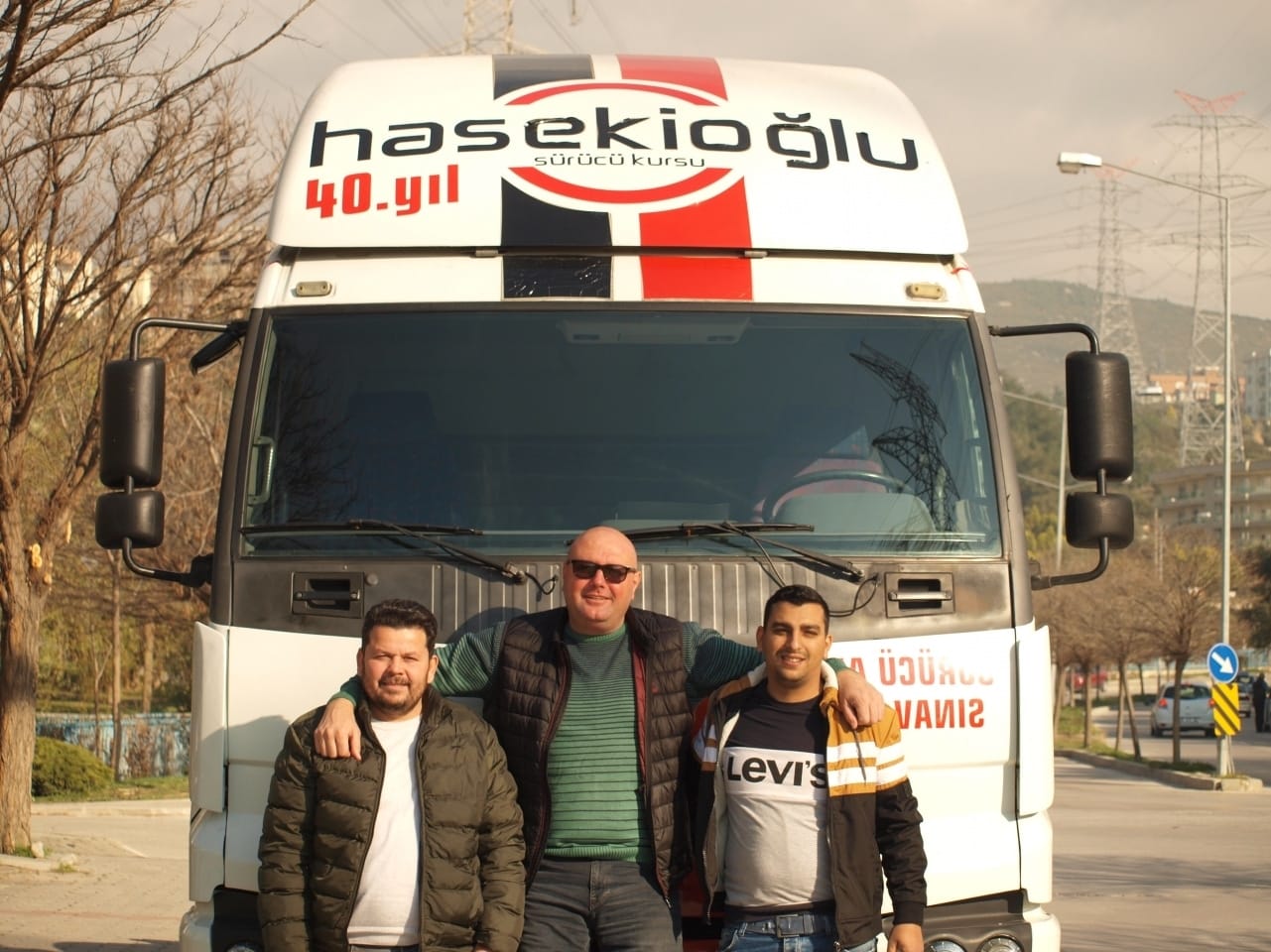 İzmir' in en başarılı kursunda C sınıfı kamyon ehliyeti direksiyon eğitim ve imtihan güzergahında. İzmir Bornova Evka 3 çalışma ve imtihan alanındayız. Koray hoca ve sınavı geçen kursiyerlerimizle güvenli sürüşler de.
