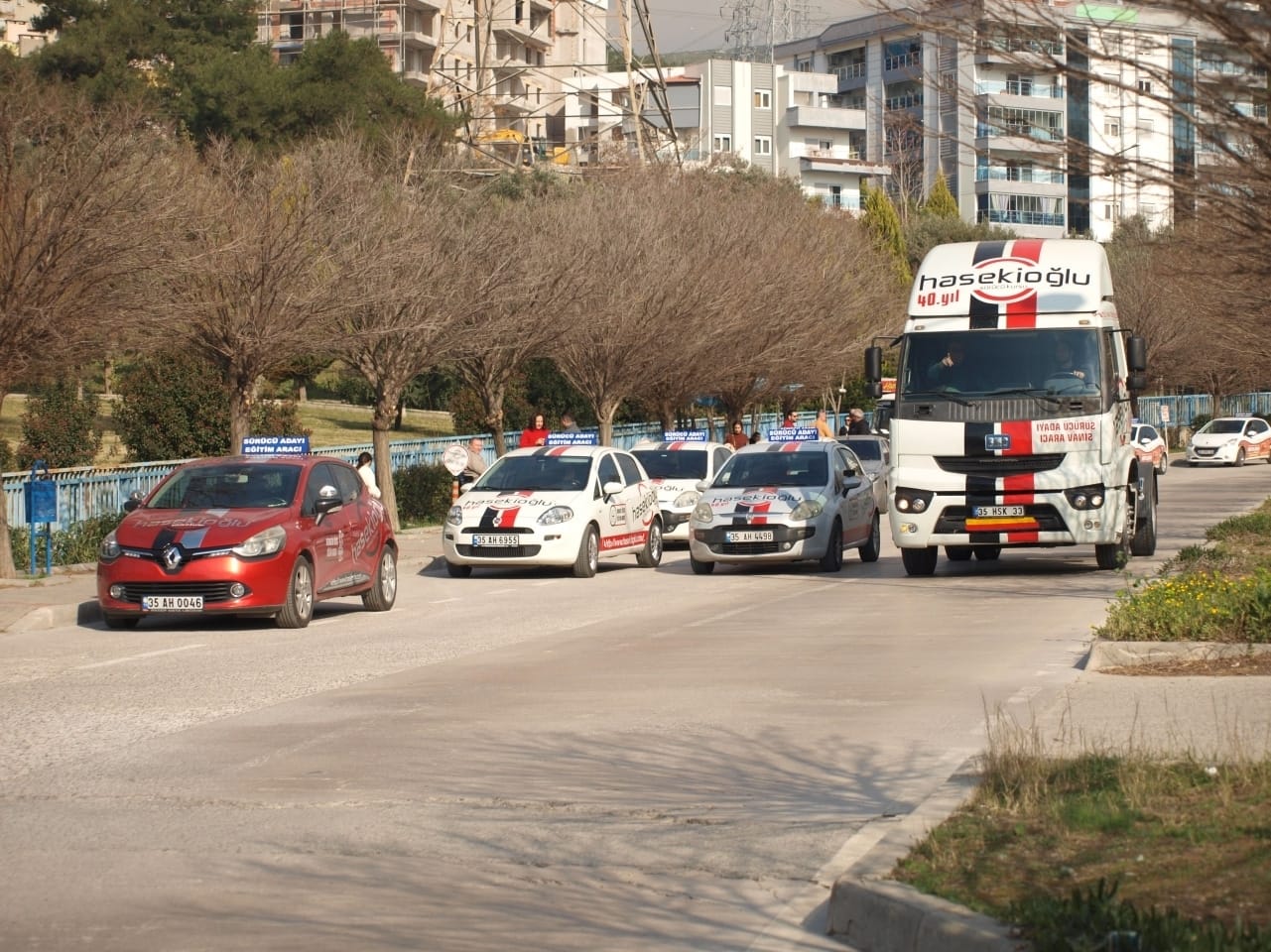 İzmir'in en iyi sürücü kursunda C sınıfı kamyon ehliyeti ,  B Sınıfı otomobil ehliyeti, CE tır çekici ehliyeti ve diğer ehliyet sınıflarınıda Hasekioğlu'nda.