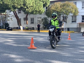 İzmir'in en iyi sürücü kursunda A2 motosiklet temel sürüş eğitimini tamalayan kursiyerimiz motosiklet direksiyon sınavına girmeye hazır.