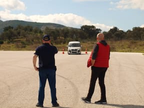 ileri, güvenli sürücülük eğitim alanında eğitim anından bir kare. Yer İzmir Çeşme otoban girişi Shell yanı. Katılımcılara kaygan yüzeyli yol kesimlerinde tutunma ve direksiyon hareketlerinin öne çekilmesi alıştırmaları yaptırıyoruz.