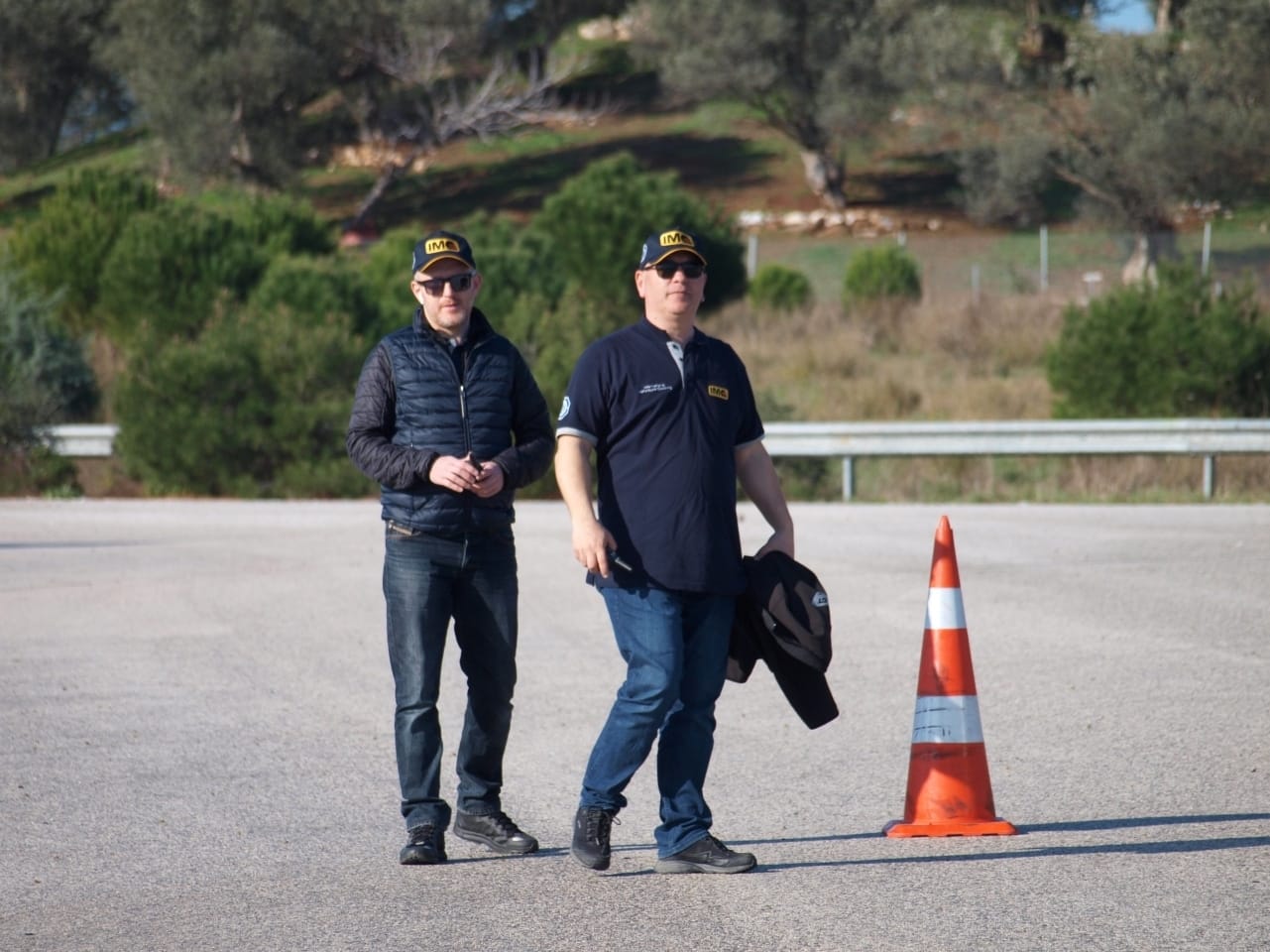 İleri, güvenli sürücülük eğitim alanında eğitim anından bir kare. Yer İzmir Çeşme otoban girişi Shell yanı. Hasekioğlu Eğitim Kurumları & İmc trainings