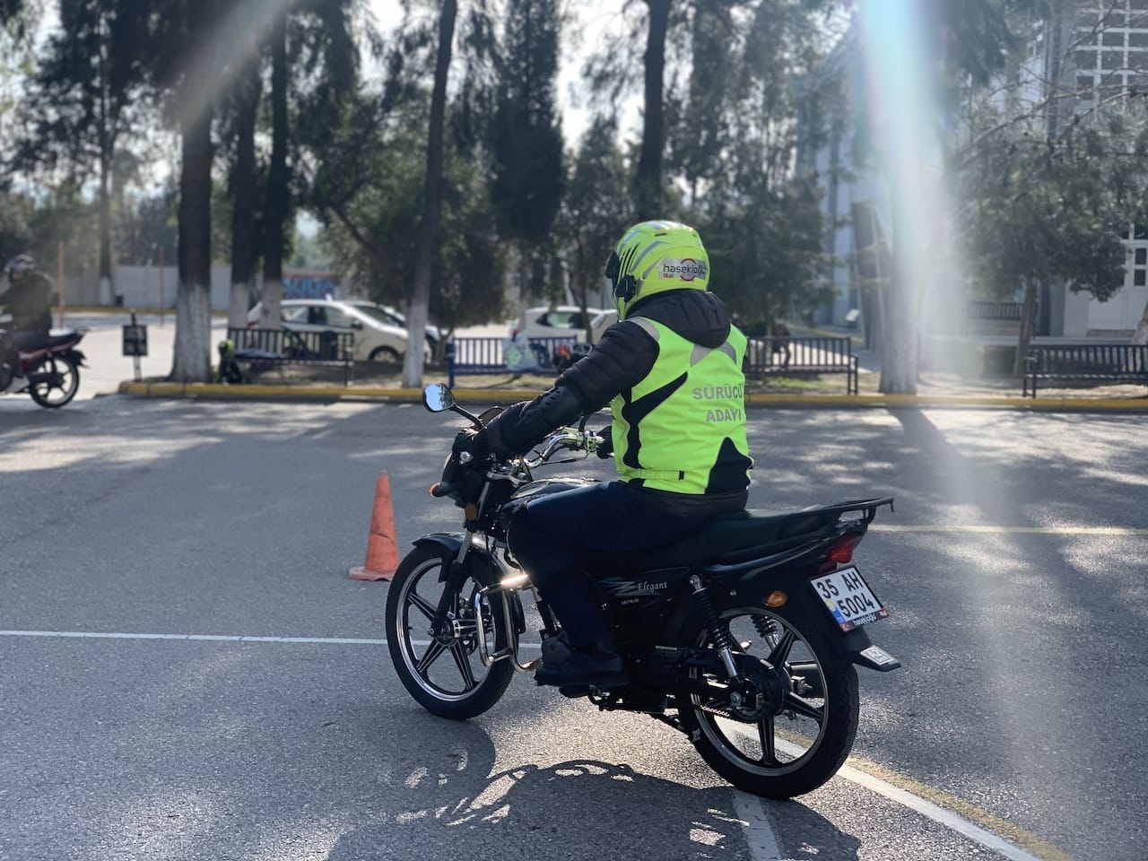 A2 sınıfı manuel vites motor ehliyeti çalışmasındayız. Kursiyer tam donanımlı. İzmir Bornova Hasekioğlu kalitesi ile sizlerde kaskınızı takıp, keyfinizi sürün.