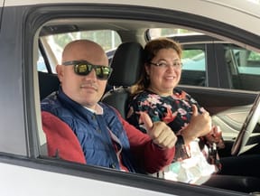 İzmir'de şehir içi özel direksiyon dersinde Seval Hanım ile birlikteyiz. Opel MOKKO marka aracını birlikte tanıyoruz.