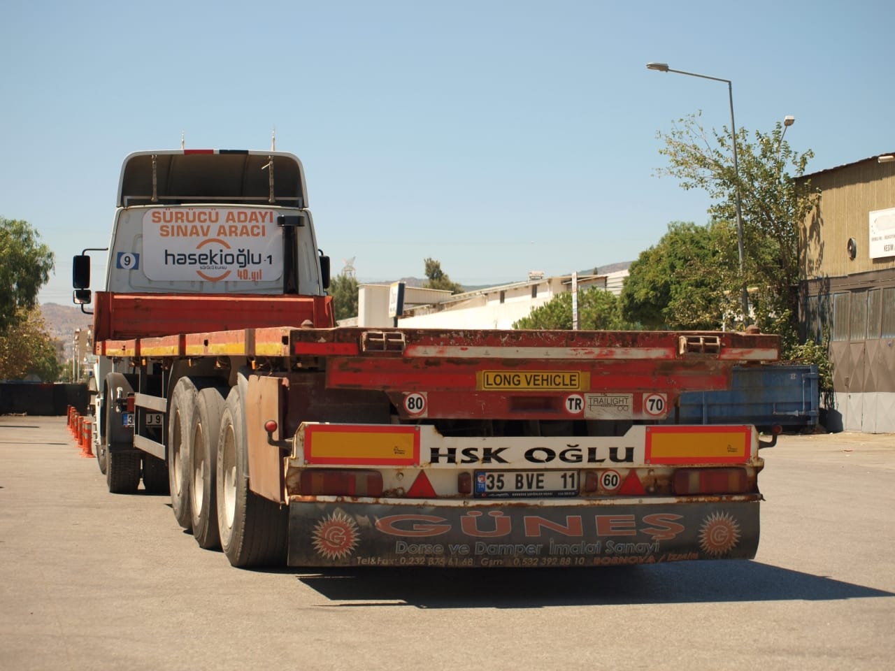 C sınıfı sürücü belgesi ile kullandığınız araca takılacak olan ve azami yükü 750 kg’ı geçmeyecek römork ya da yarı römorktan oluşan birleşik araçları kullanabilmeniz için gereken ehliyettir.