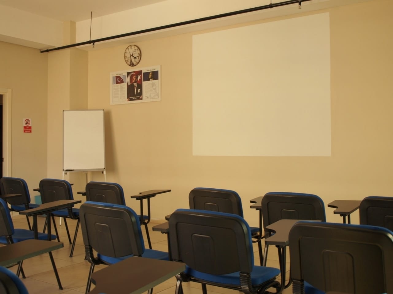 İzmir'in en donanımlı merkezi olan Hasekioğlu Src Eğitim Merkezi - Üst Düzey Yönetici (ÜDY) eğitimi ile adaylara strateji geliştirme, analiz yapabilme gibi belli konulara hakim olma ne işi kontrolü yönetme kabiliyeti sunmaktadır.