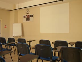 İzmir'in en donanımlı merkezi olan Hasekioğlu Src Eğitim Merkezi - Üst Düzey Yönetici (ÜDY) eğitimi ile adaylara strateji geliştirme, analiz yapabilme gibi belli konulara hakim olma ne işi kontrolü yönetme kabiliyeti sunmaktadır.