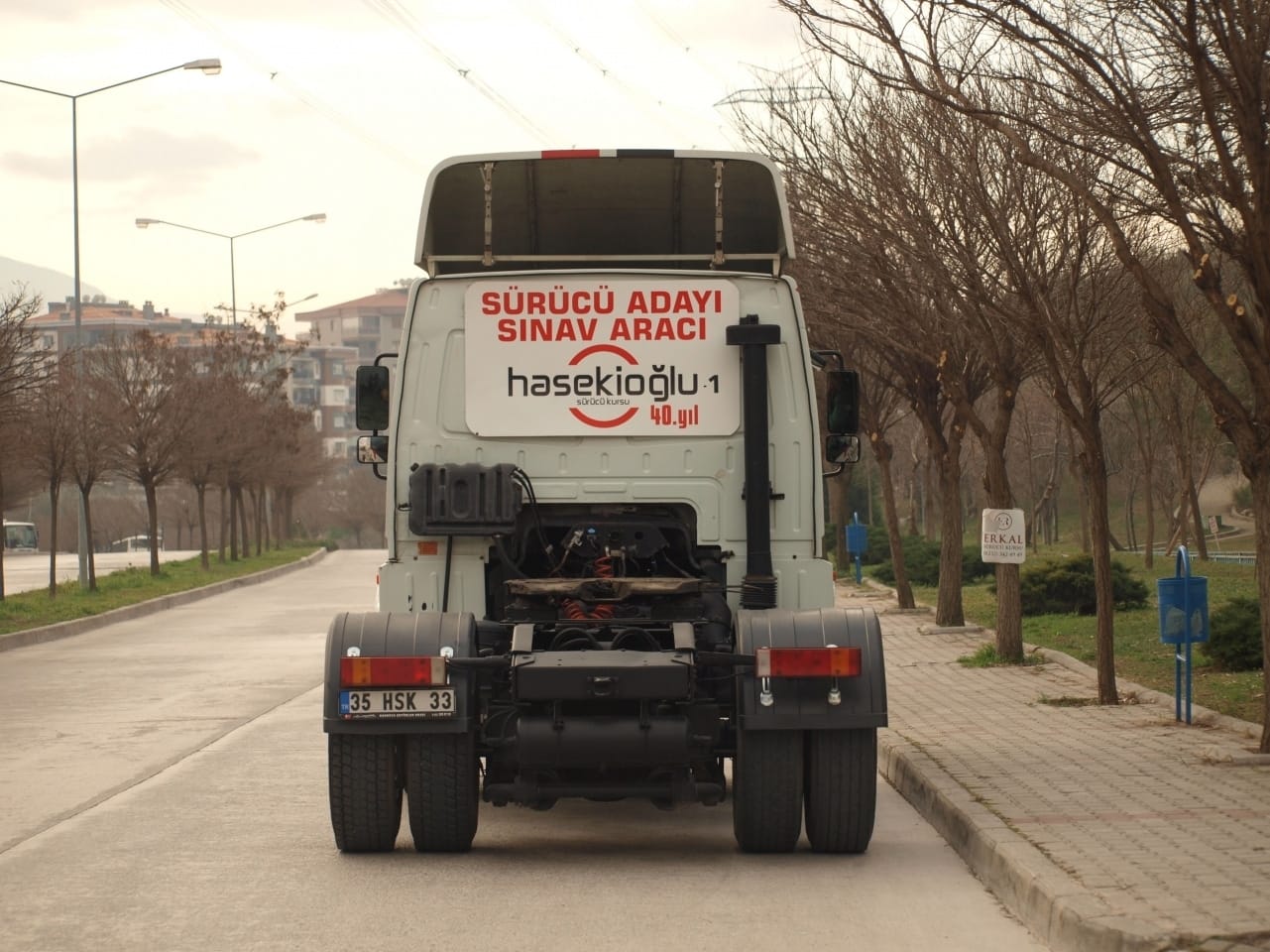 C sınıfı kamyon direksiyon eğitim ve imtihan güzergahında. İzmir Bornova Evka 3 ehliyet, çalışma ve imtihan alanındayız.İzmirin en kaliteli sürücü kursu Hasekioğlu. SRC ve Psikoteknik belgesi ticari araçlarda zorunludur.