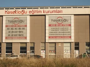 İzmir SRC ve Psikoteknik değerlendirme merkezimiz 1200 metrekare hizmet binamızda tüm ehliyet işleriniz için İzmir' in her yerinden kolay ulaşılabileceğiniz konumdadır.