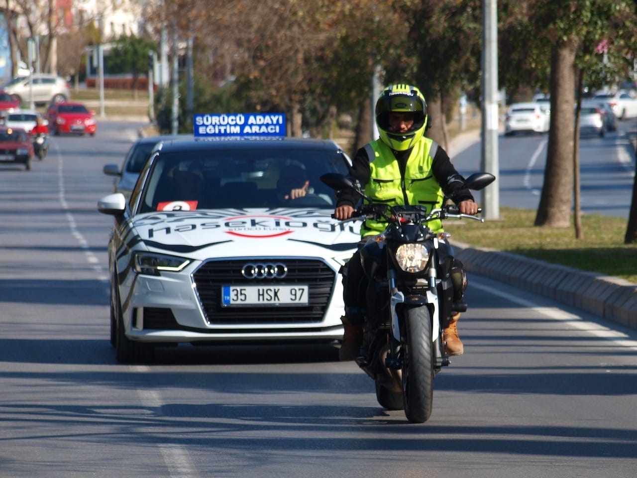 A sınıfı motosiklet uygulama sınavı izmir'in en iyi sürücü kursnda anı e. İçerisinde sınav komisyonu ve direksiyon usta öğretici bulunan araç ile1. etap uygulama sınavını tamamlayıp,  2. etap trafik uygulama sınavında ki kursiyerimizi takip ediyoruz.