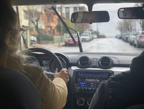 Özel direksiyon dersinde İzmir'in farklı semtlerinde sürücünün kontrolündeki ve kontrolü dışındaki durumları öğreniyoruz. Hasekioğlu Özel Direksiyon Kursu.
