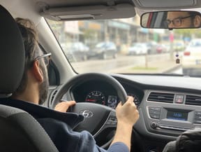 İzmir, Bornova, Konak, Karşıyaka' da özel şehir içi direksiyon eğitiminde; çarpışmaları önleme yöntemlerini öğreniyoruz. Hasekioğlu Özel Direksiyon Dersi Merkezi.