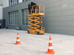 Manisa Şehir Hastanesinde yük-personel kaldırma iş makinesi manlift güvenli sürücülük eğitimindeyiz. eğitime katılmak yada iş makinesi manlift operatörlük belgesi için bizden bilgi alabilirsiniz.