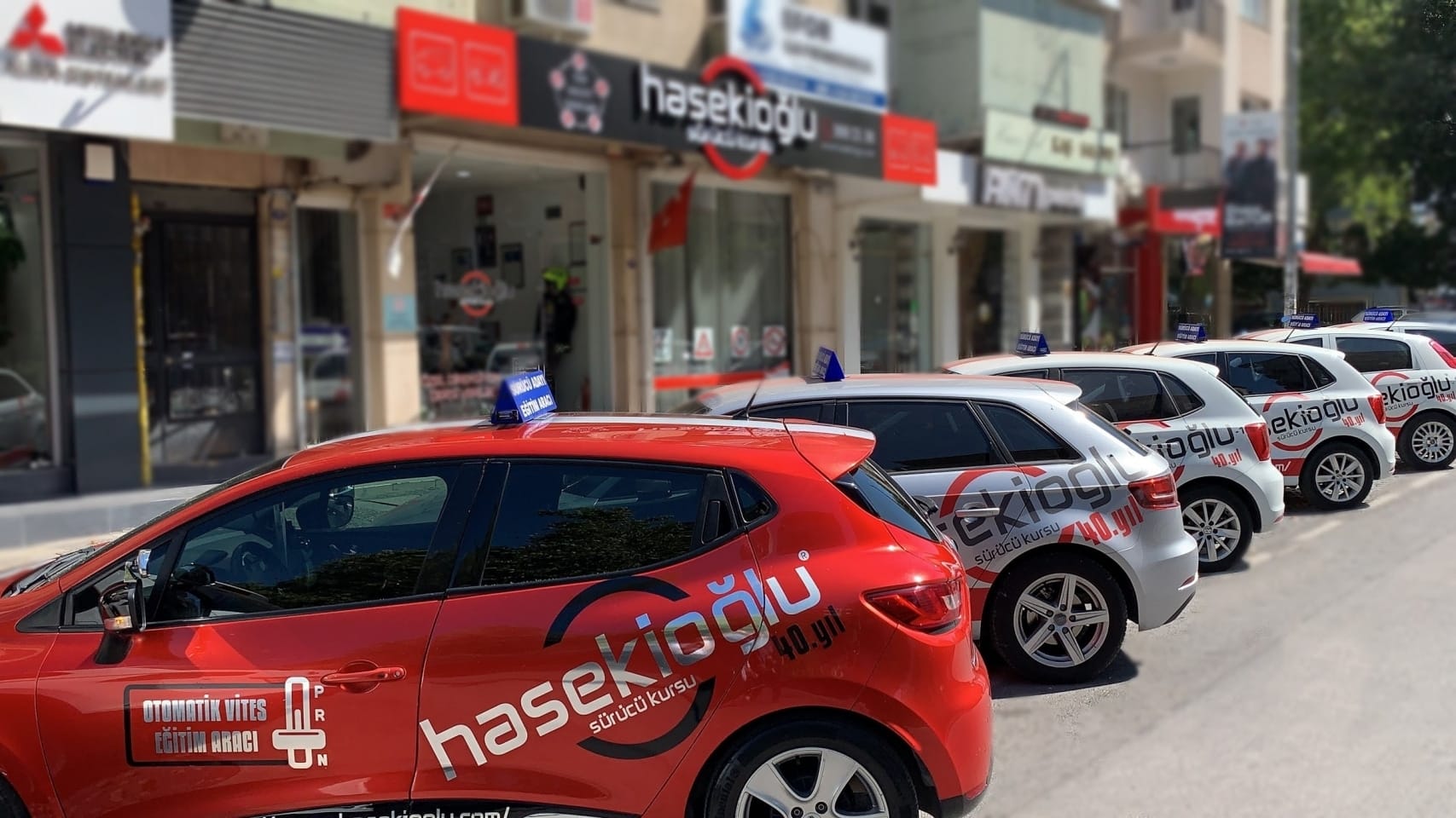 İzmir' in gerçek en iyi sürücü kursu bu senede Hasekioğlu.Tüm ehliyet sınıflarını bünyesinde barındıran tam teşekküllü bir sürücü kursudur. En iyi hizmet Hasekioğlu Eğitim Kurumları'nda  standartdır.